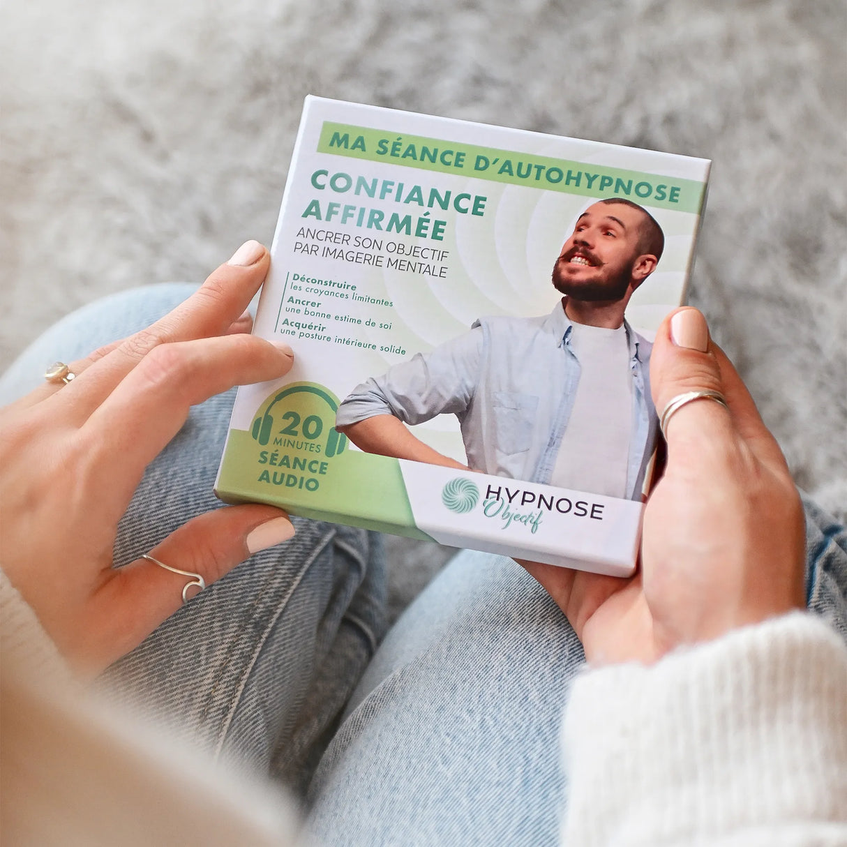 Box Confiance Affirmée dans les mains d'une femme – séance d’auto-hypnose box HypnoseObjectif