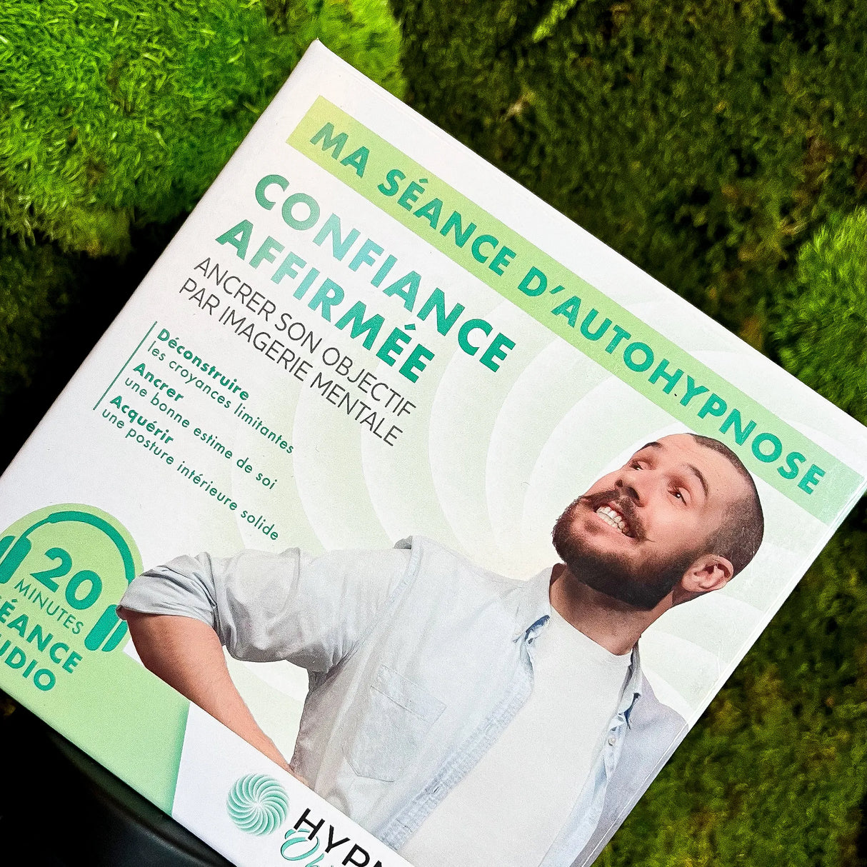 Box Confiance Affirmée mise en situation derrière un mur végétal – séance d’auto-hypnose box HypnoseObjectif